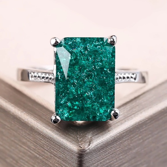 ๐ Vintage Green Stone Sterling Silver Ring ๐ - Picture 2 of 4